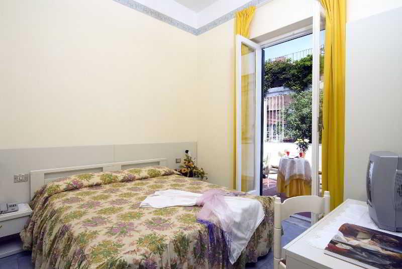Villa Diana - Beach & Rooms 伊斯基亚 外观 照片